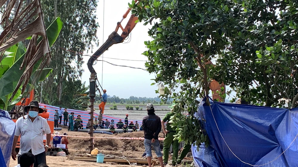 Cha cháu bé cùng người thân đang mòn mỏi chờ tin con.