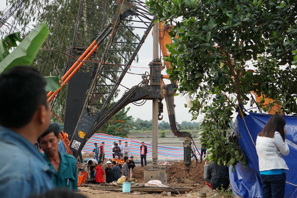 Dự kiến đêm nay sẽ hoàn tất giải cứu bé rơi vào ống trụ bê tông sâu 35 m ảnh 13