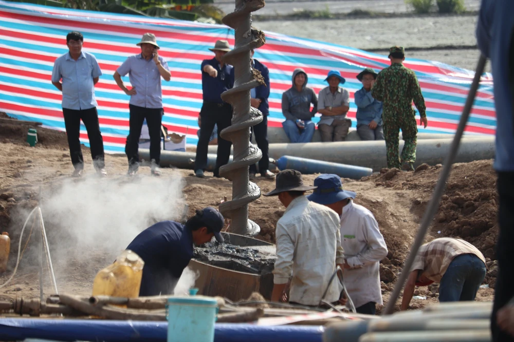 Dự kiến đêm nay sẽ hoàn tất giải cứu bé rơi vào ống trụ bê tông sâu 35 m ảnh 46