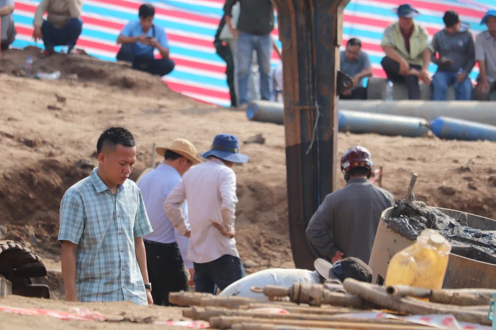 Dự kiến đêm nay sẽ hoàn tất giải cứu bé rơi vào ống trụ bê tông sâu 35 m ảnh 48