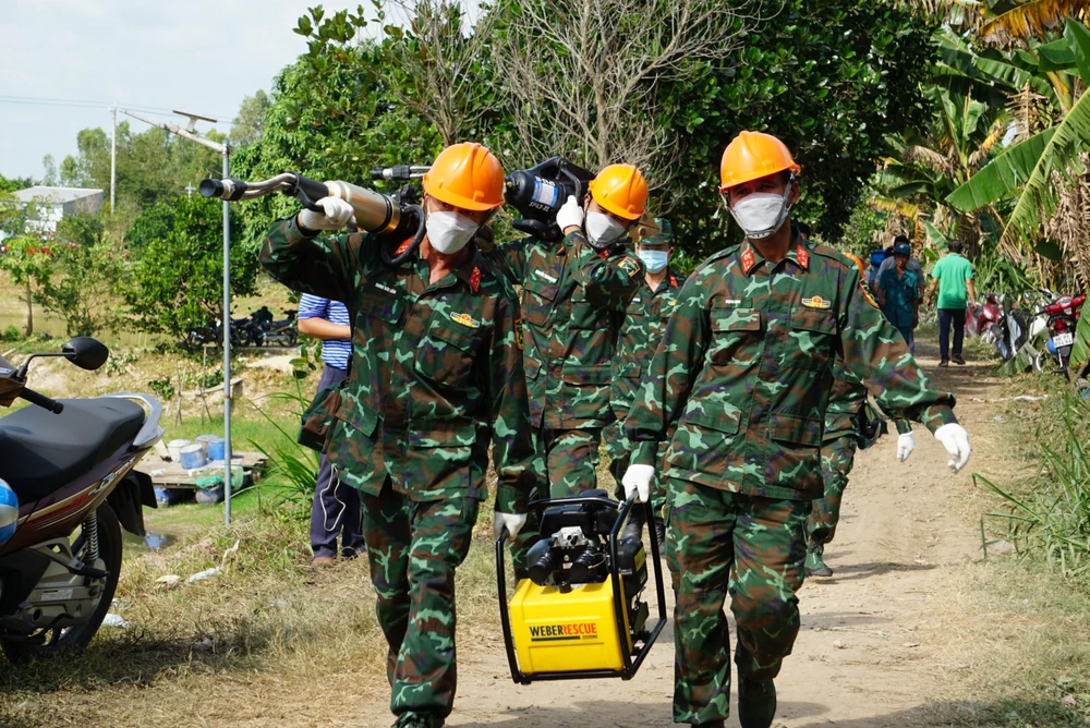 14 giờ 30 lực lượng hỗ trợ Công Binh đã đưa nhiều thiết bị vào hỗ trợ công tác giải cứu bé trai.