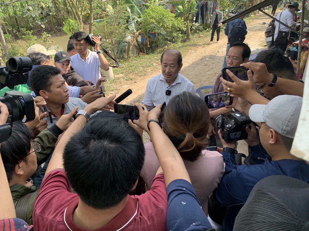 Phó Chủ tịch UBND Đồng Tháp Đoàn Tấn Bửu trao đổi với báo chí về sự việc.