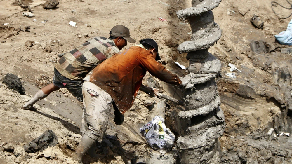 Dự kiến đêm nay sẽ hoàn tất giải cứu bé rơi vào ống trụ bê tông sâu 35 m ảnh 47