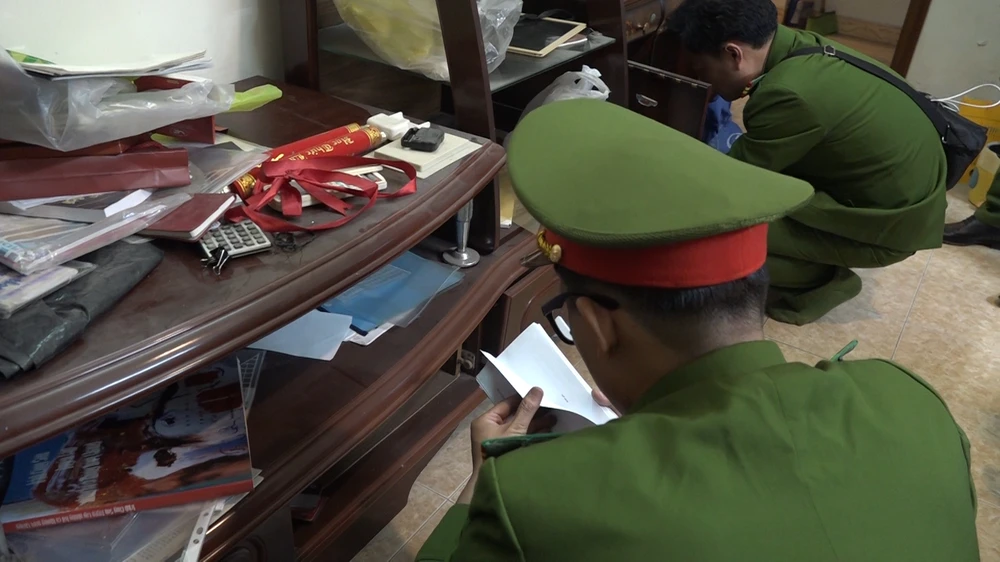 Công an đang khám xét, thu giữ các tài liệu liên quan. Ảnh: NT