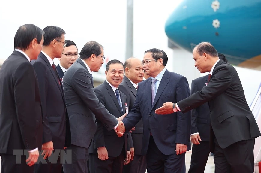 Đại diện Chính phủ Lào đón Thủ tướng Phạm Minh Chính và Đoàn đại biểu cấp cao Việt Nam tại Sân bay Quốc tế Wattay. Ảnh: TTXVN
