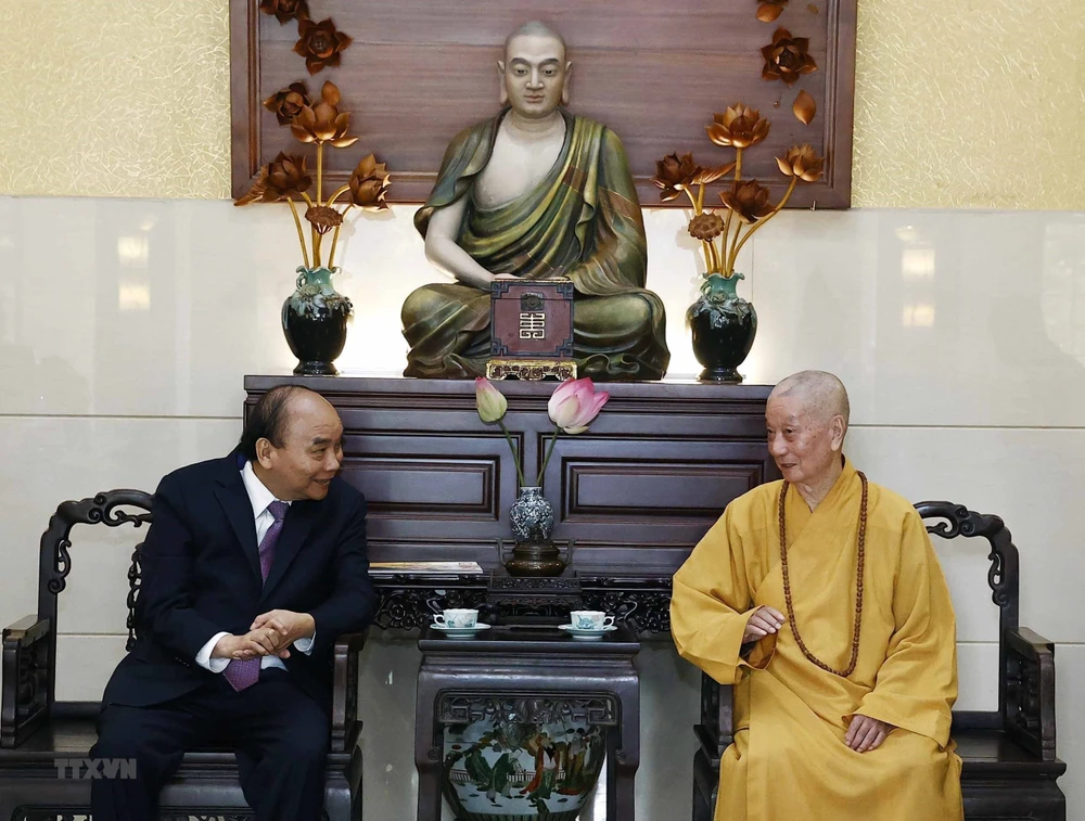Chủ tịch nước Nguyễn Xuân Phúc chúc Tết Pháp chủ Giáo hội Phật giáo Việt Nam Thích Trí Quảng. Ảnh: TTXVN