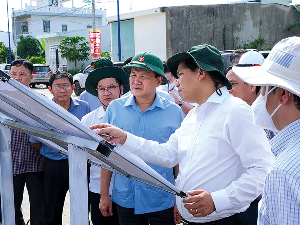 Phó Thủ tướng Lê Minh Khái (thứ ba, từ phải sang) kiểm tra dự án xây dựng tuyến đường nối Cách Mạng Tháng Tám – Đường tỉnh 918 thuộc Dự án Phát triển thành phố Cần Thơ và tăng cường khả năng thích ứng của đô thị, hồi tháng 5-2022. Ảnh: TTXVN