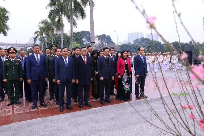 Đoàn đại biểu Thành ủy, HĐND, UBND, Ủy ban MTTQ Việt Nam TP Hà Nội tưởng nhớ các vị tiền bối cách mạng và các Anh hùng liệt sỹ. Ảnh: TTXVN