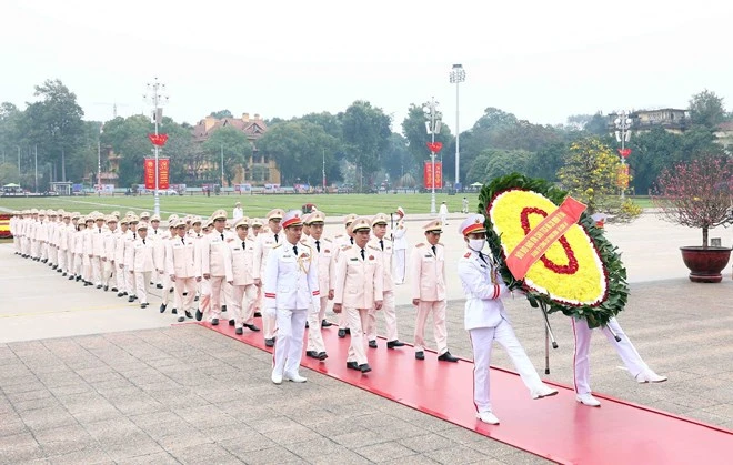 Đoàn đại biểu Đảng ủy Công an Trung ương-Bộ Công an đến đặt vòng hoa và vào Lăng viếng Chủ tịch Hồ Chí Minh. Ảnh: TTXVN