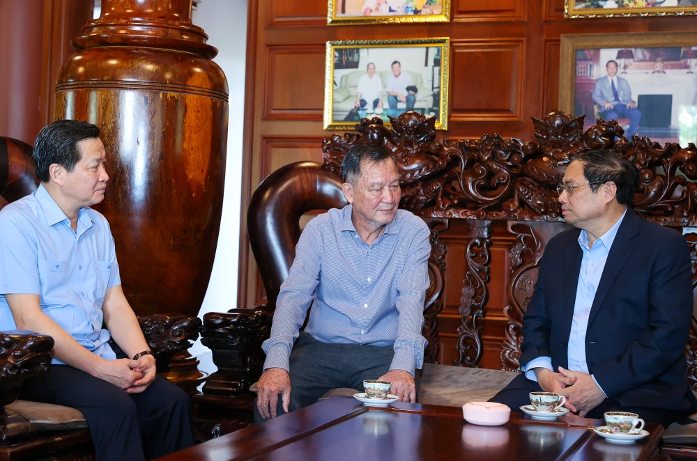 Thủ tướng Phạm Minh Chính trò chuyện với thân nhân cố Thủ tướng Phan Văn Khải. Ảnh: VGP Thủ tướng Phạm Minh Chính trò chuyện với thân nhân cố Thủ tướng Phan Văn Khải. Ảnh: VGP