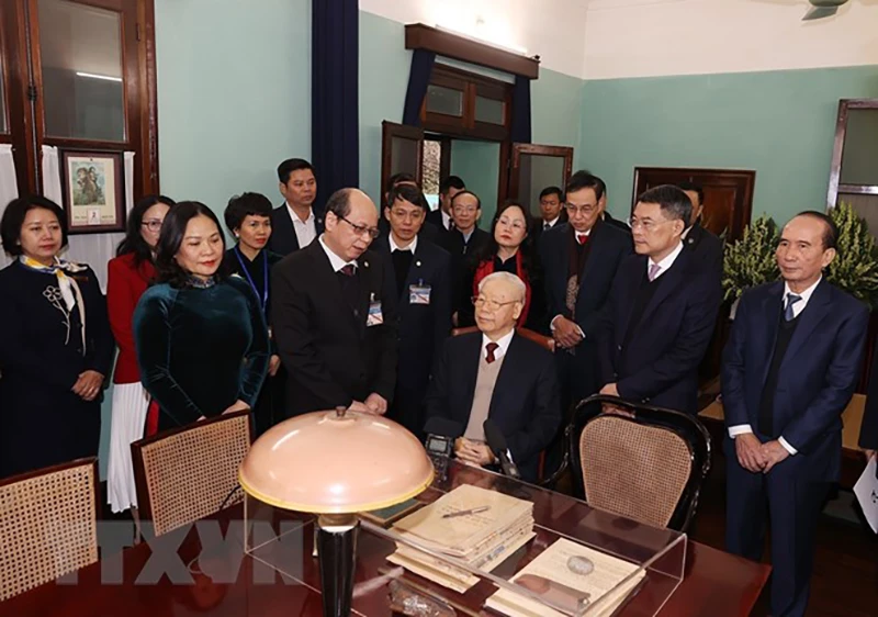 Tổng Bí thư Nguyễn Phú Trọng nói chuyện với cán bộ, nhân viên Khu di tích Chủ tịch Hồ Chí Minh ở Phủ Chủ tịch. Ảnh: TTXVN