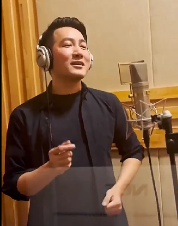 Ca sĩ Nguyễn Phi Hùng cho biết anh đồng cảm với Nguyễn Bá Hùng bởi nhạc sĩ này luôn đặt nghệ thuật vào sự kết nối cộng đồng, lan tỏa những điều ý nghĩa tốt đẹp bằng âm nhạc. Ảnh: Chụp màn hình Ca sĩ Nguyễn Phi Hùng cho biết anh đồng cảm với Nguyễn Bá Hùng bởi nhạc sĩ này luôn đặt nghệ thuật vào sự kết nối cộng đồng, lan tỏa những điều ý nghĩa tốt đẹp bằng âm nhạc. Ảnh: Chụp màn hình