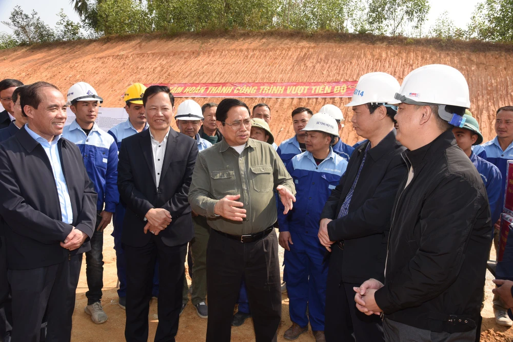 Thủ tướng Phạm Minh Chính nhấn mạnh việc thi công phải bảo đảm chất lượng, tiến độ, bảo đảm an toàn lao động cho công nhân trên công trường... Ảnh: VGP