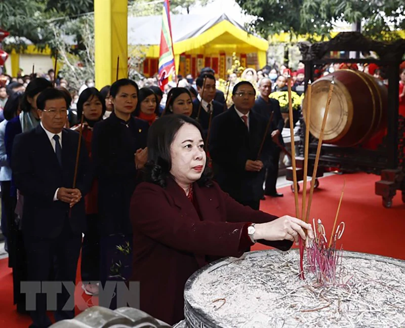 Quyền Chủ tịch nước Võ Thị Ánh Xuân dâng hương tại đền Hai Bà Trưng. Ảnh: TTXVN