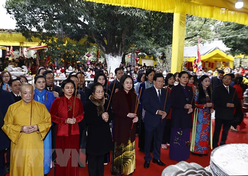 Quyền Chủ tịch nước Võ Thị Ánh Xuân và các đại biểu dâng hương tại đền Hai Bà Trưng. Ảnh: TTXVN