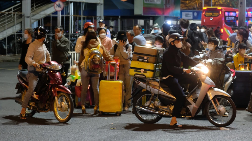 Ngay từ mùng 5 Tết, một lượng lớn người dân từ các tỉnh đã quay trở lại TP.HCM để chuẩn bị cho công việc. Ảnh: ĐC