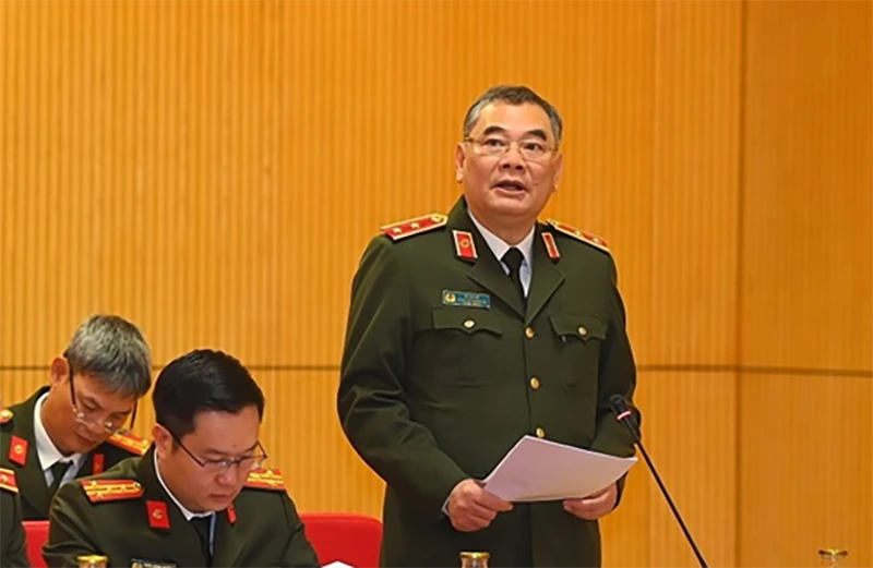 Trung tướng Tô Ân Xô, Chánh Văn phòng Bộ Công an, báo cáo tại hội nghị. Ảnh: BCA