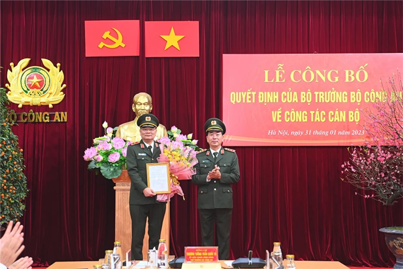 Thứ trưởng Trần Quốc Tỏ trao Quyết định cho Trung tướng Tô Ân Xô. Ảnh: BCA