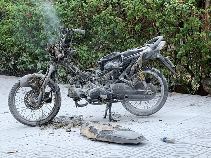 Tại hiện trường, chiếc xe máy đã bị cháy rụi, chỉ còn trơ khung. Ảnh: ĐC