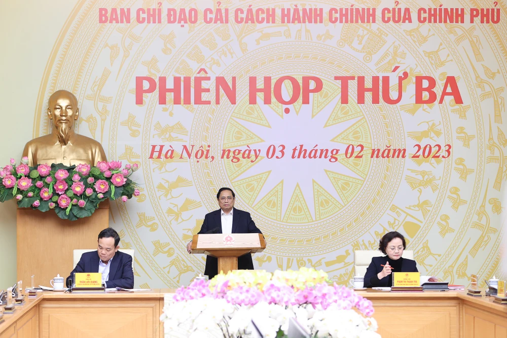 Theo Thủ tướng, nhiệm vụ bao trùm trong năm 2023 là tập trung đẩy mạnh CCHC gắn với đổi mới sáng tạo, chuyển đổi số, cải thiện môi trường đầu tư kinh doanh, nâng cao năng lực cạnh tranh quốc gia. Ảnh: VGP