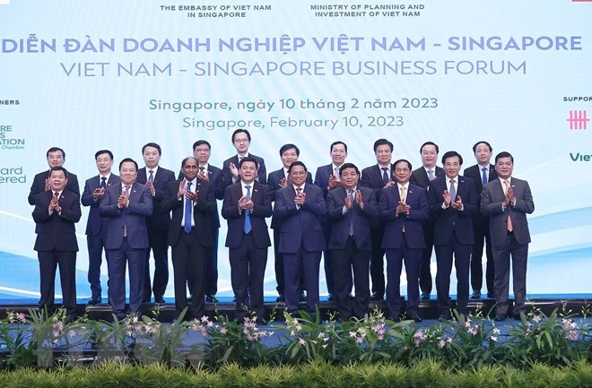Thủ tướng Phạm Minh Chính cùng các đại biểu hai nước tại Diễn đàn doanh nghiệp Việt Nam - Singapore. Ảnh: TTXVN