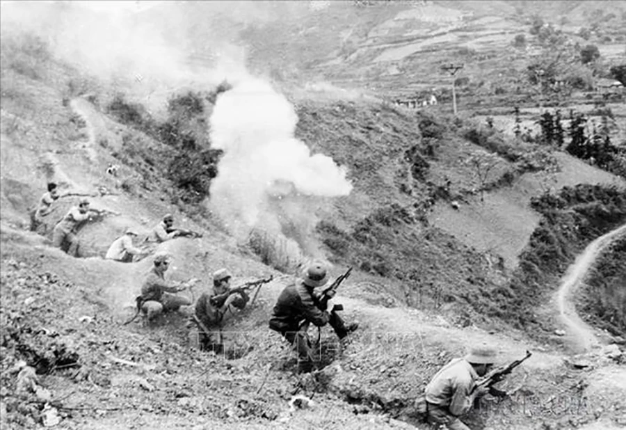 Lực lượng công an vũ trang dũng cảm chiến đấu tại khu vực Pháo đài Đồng Đăng, tỉnh Lạng Sơn.