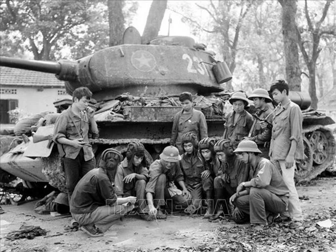 Trung đoàn Tăng thiết giáp 407, Quân khu 1 chiến đấu mưu trí, dũng cảm, yểm trợ đắc lực cho bộ binh.