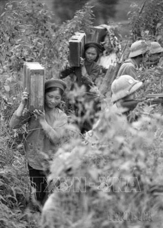 Chi đoàn thanh niên huyện Lộc Bình (Lạng Sơn) vận chuyển đạn lên chốt, góp phần cùng bộ đội đánh trả các đợt lấn chiếm của địch.