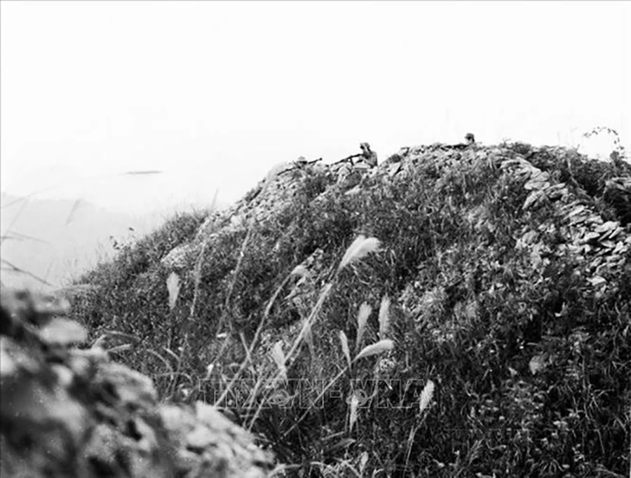 Các chiến sĩ trên điểm cao 1911 mặt trận Hà Tuyên sẵn sàng chiến đấu bảo vệ biên giới của Tổ Quốc.