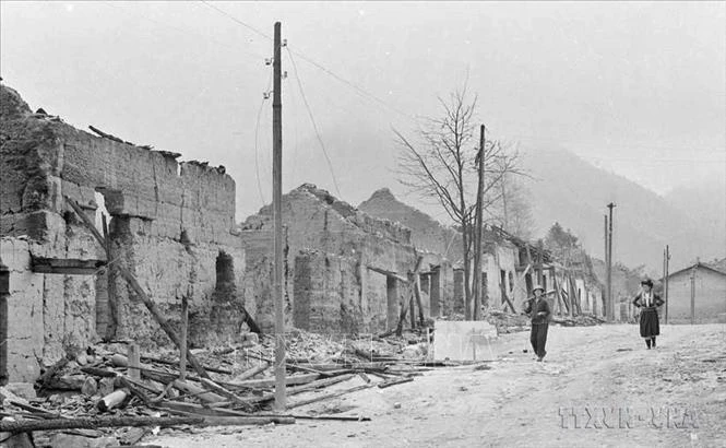 Nhà cửa, đường phố ở thị trấn Phó Bảng, huyện Đồng Văn, tỉnh Hà Tuyên bị pháo đạn của địch tàn phá.