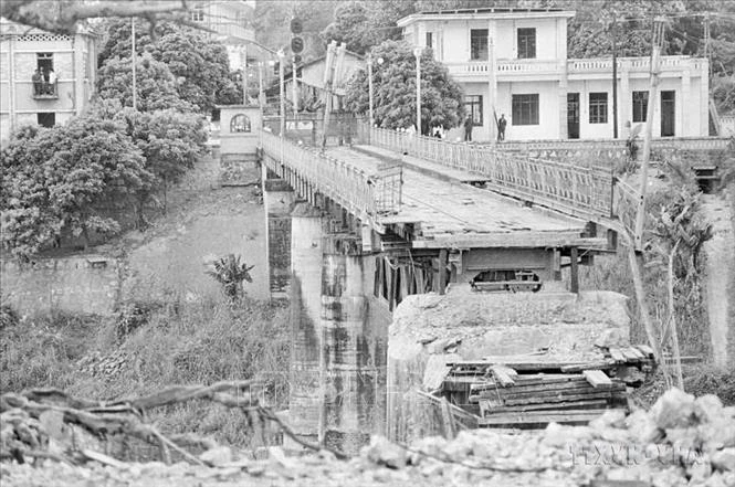 Cầu Hồ Kiều ở thị xã Lào Cai, tỉnh Hoàng Liên Sơn bị địch dùng thuốc nổ phá sập khi rút lui hồi tháng 3-1979.