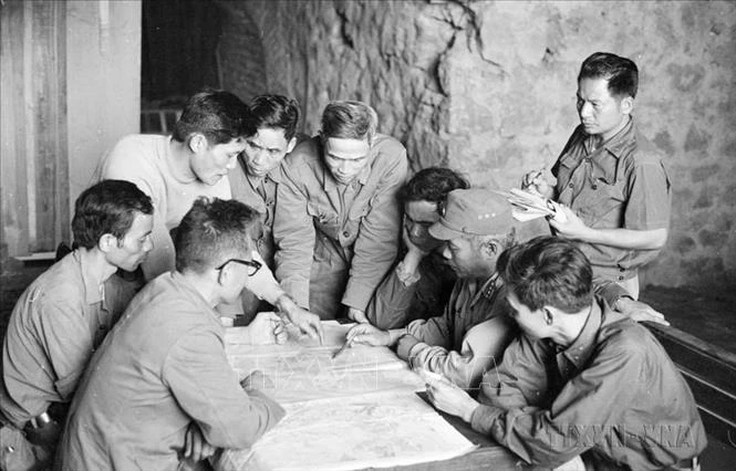 Bộ Chỉ huy mặt trận Lạng Sơn cùng chỉ huy Đoàn 327 bàn phương án tác chiến tại hang Chùa Tiên (thị xã Lạng Sơn)