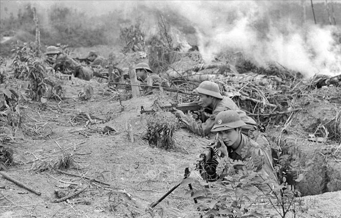 Chiến sĩ Đại đội 2 bộ binh, Tiểu đoàn 1, Đoàn H54 bộ đội địa phương Hoàng Liên Sơn được tặng Huân chương chiến công hạng Ba về thành tích dũng cảm chiến đấu, đánh lui nhiều đợt tấn công của địch, giữ vững chốt trên cao điểm 340 thuộc bản Phiệt, huyện Mường Khương, tỉnh Hoàng Liên Sơn.