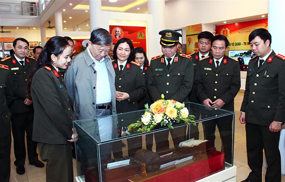Bộ trưởng Tô Lâm tham quan triển lãm “Cảnh vệ CAND– 70 mùa hoa chiến công”.