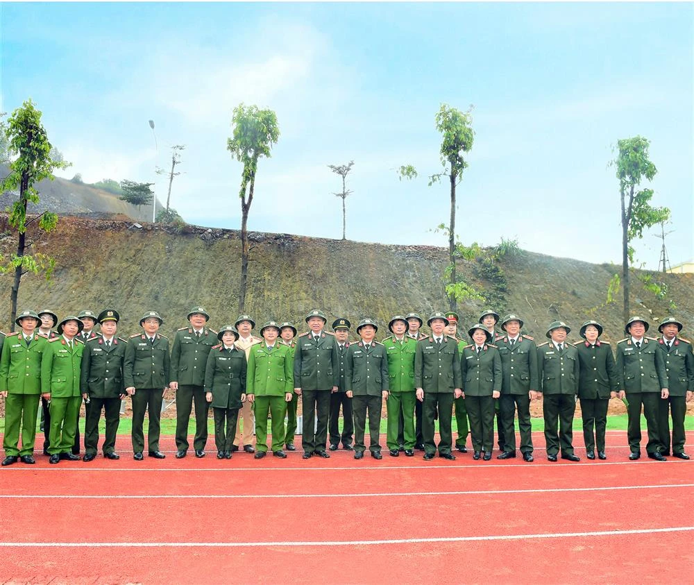 Bộ trưởng Tô Lâm cùng các đại biểu dự Lễ phát động Bảo vệ môi trường, đa dạng sinh học và hưởng ứng Tết trồng cây tại Trung tâm huấn luyện &amp; bồi dưỡng nghiệp vụ Cảnh vệ (09-02-2022).