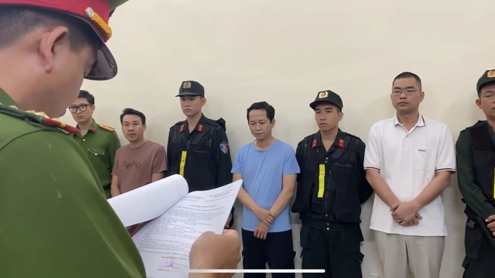 Công an khởi tố, bắt tạm giam lãnh đạo và các đăng kiểm viên tại Chi cục Đăng kiểm số 6 và số 9.