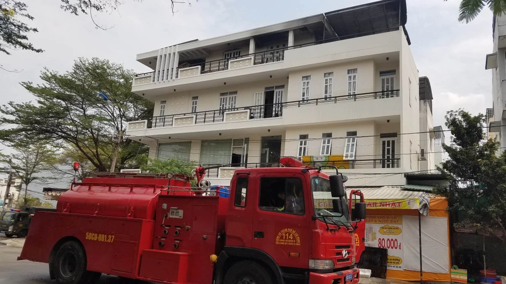 Xe chữa cháy được điều động đến hiện trường để dập tắt đám cháy. Ảnh: ĐC