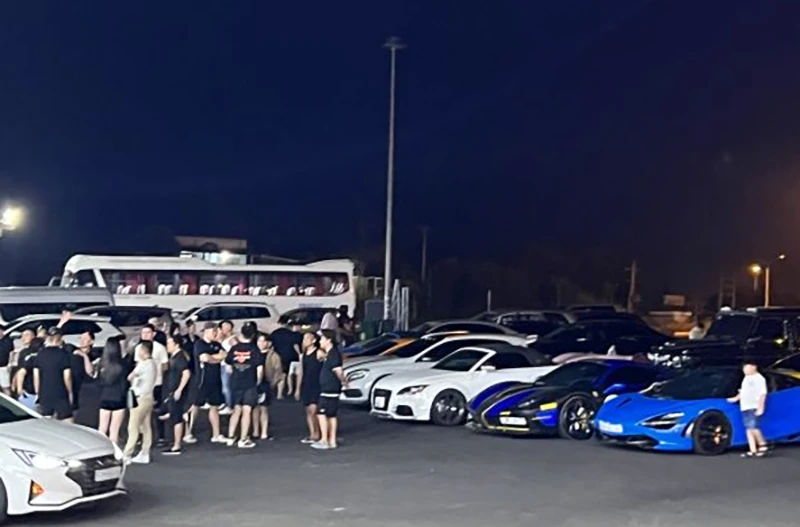 CSGT đã yêu cầu đưa các xe vi phạm về trụ sở để kiểm tra. Ảnh: C08