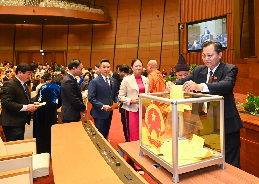 Các đại biểu bỏ phiếu kín để bầu chức danh Chủ tịch nước. Ảnh: PHẠM THẮNG