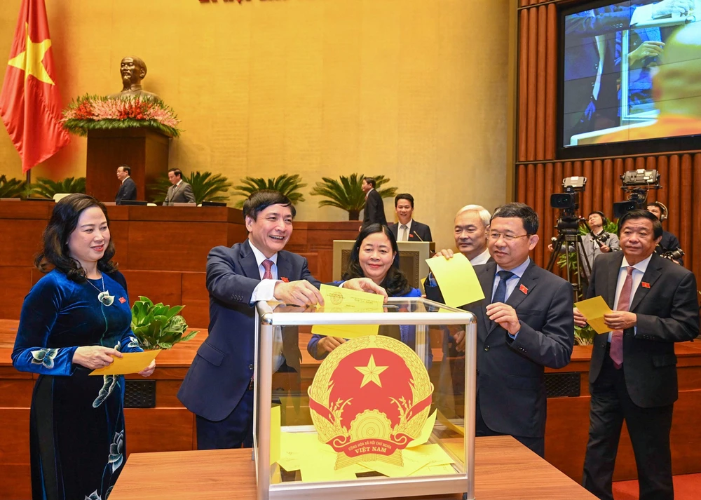 Các đại biểu bỏ phiếu kín để bầu chức danh Chủ tịch nước. Ảnh: PHẠM THẮNG