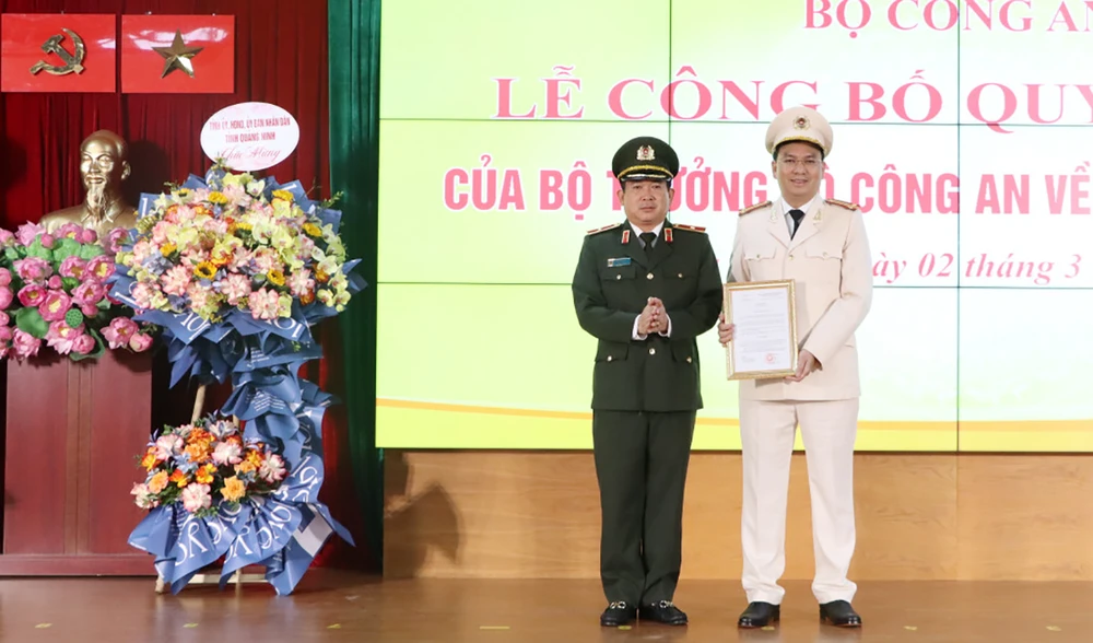 Thiếu tướng Đinh Văn Nơi, Giám đốc Công an tỉnh đã trao quyết định bổ nhiệm Trung tá Cù Quốc Thắng giữ chức Phó Giám đốc Công an tỉnh Quảng Ninh. Ảnh: Công an Quảng Ninh Thiếu tướng Đinh Văn Nơi, Giám đốc Công an tỉnh đã trao quyết định bổ nhiệm Trung tá Cù Quốc Thắng giữ chức Phó Giám đốc Công an tỉnh Quảng Ninh. Ảnh: Công an Quảng Ninh
