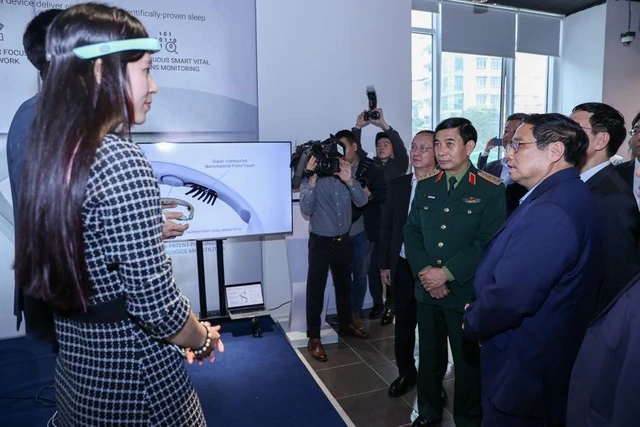 Thủ tướng nghe giới thiệu về FRENZ Brainband – thiết bị đeo thông minh hỗ trợ cải thiện chất lượng giấc ngủ. Ảnh: VGP