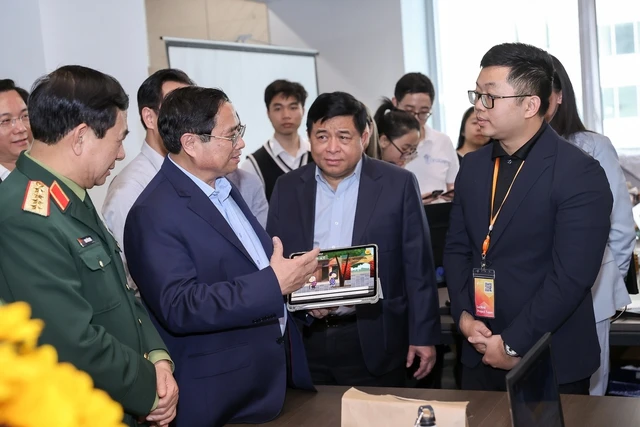Thủ tướng Phạm Minh Chính thăm đơn vị nghiên cứu, sản xuất phần mềm trong Trung tâm Đổi mới sáng tạo Quốc gia. Ảnh: VGP
