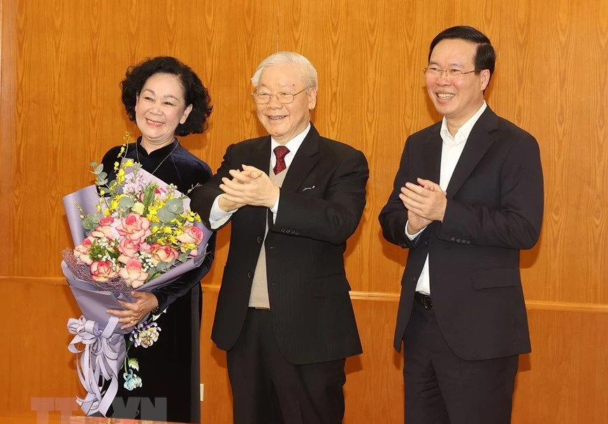 Tổng Bí thư Nguyễn Phú Trọng và Chủ tịch nước Võ Văn Thưởng chúc mừng Thường trực Ban Bí thư Trương Thị Mai. Ảnh: TTXVN