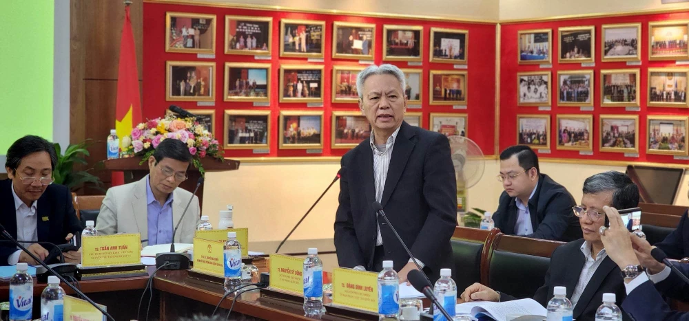 TS Nguyễn Sĩ Dũng, nguyên Phó Chủ nhiệm Văn phòng Quốc hội nêu ý kiến tại buổi tọa đàm.