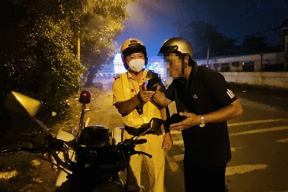 Tổ tuần tra kiểm soát xử lý chuyên đề về nồng độ cồn trên địa bàn huyện Củ Chi. Ảnh: HOÀNG TUẤN Tổ tuần tra kiểm soát xử lý chuyên đề về nồng độ cồn trên địa bàn huyện Củ Chi. Ảnh: HOÀNG TUẤN