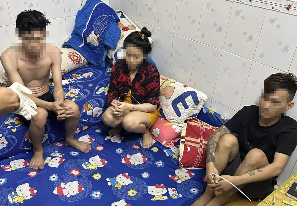 Nhóm thanh niên bị bắt quả tang khi đang sử dụng ma túy. Ảnh: CACC