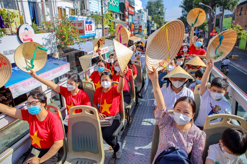 Qúy I-2023, 4/9 ngành dịch vụ trọng yếu của TP có mức tăng trưởng âm. Ảnh: NGUYỆT NHI