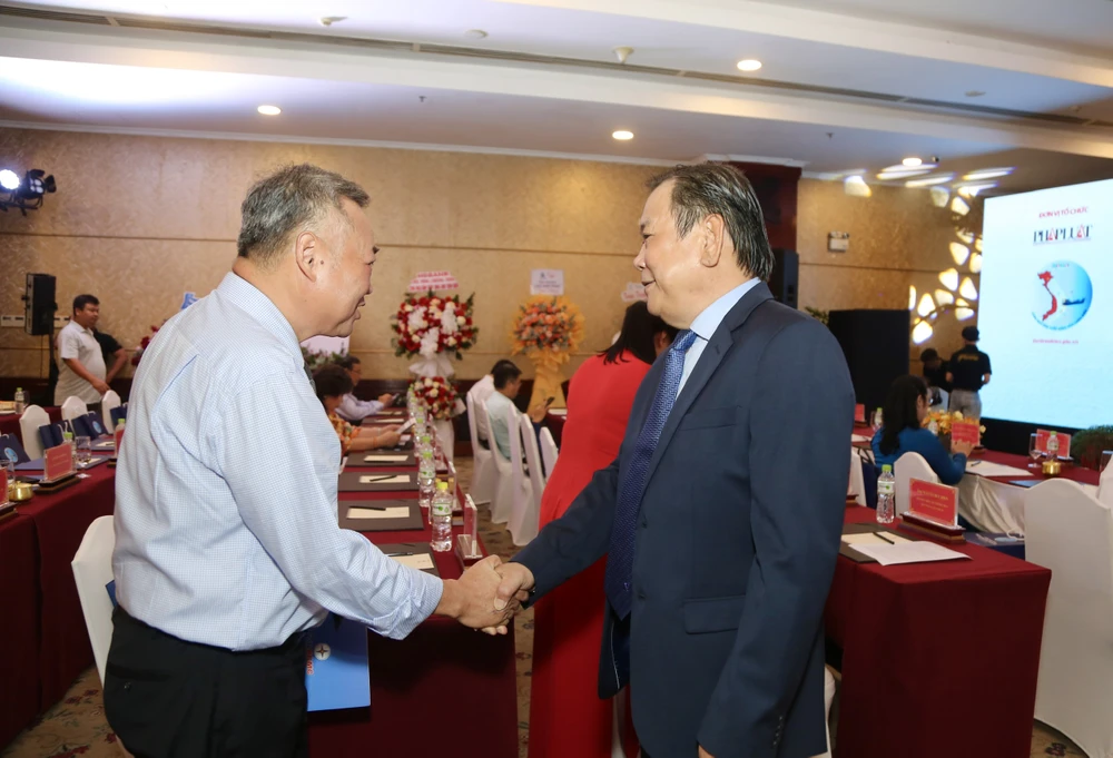 Ông Phạm Quốc Bảo (áo trắng), Chủ tịch Hội đồng Thành viên Tổng Công ty Điện lực TP.HCM, đến tham dự lễ ra mắt. Ảnh: HOÀNG GIANG