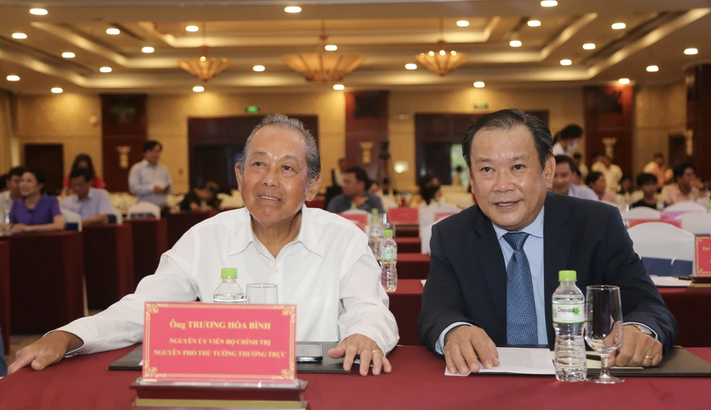 Ông Trương Hòa Bình, nguyên Ủy viên Bộ Chính trị, nguyên Phó Thủ tướng Thường trực, cùng ông Mai Ngọc Phước, Tổng biên tập Báo Pháp luật TP.HCM, Trưởng Ban chỉ đạo chương trình. Ảnh: HOÀNG GIANG